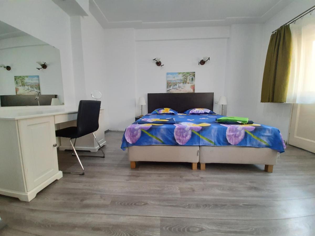 Four Rooms Apartment Central Bukarest Exteriör bild